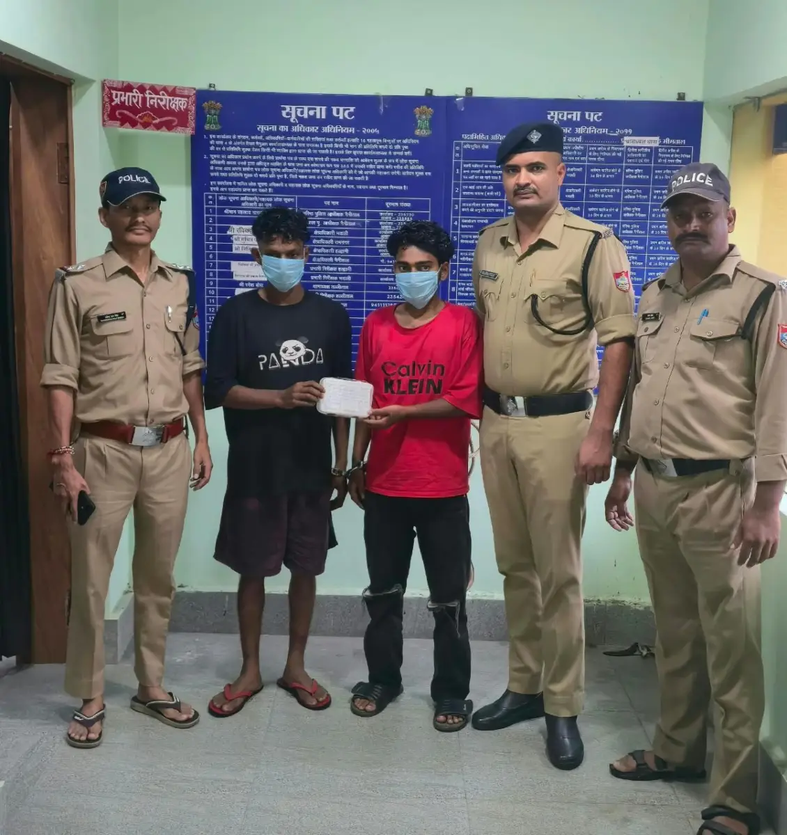 लिफ्ट देने के बहाने 70 वर्षीय बुजुर्ग महिला से सोने के टॉप्स लूटने वाले दो आरोपी गिरफ्तार।