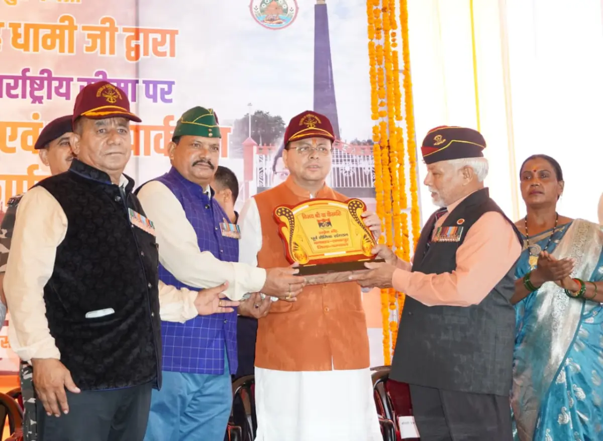 सीमांत बनबसा में शहीद स्मारक और विशाल तिरंगे का लोकार्पण, सीएम धामी ने वीर शहीदों को किया नमन।