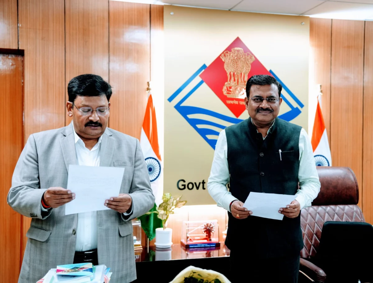 मुख्य सचिव ने दीपेन्द्र चौधरी को सेवा का अधिकार आयोग के आयुक्त पद की दिलाई शपथ।