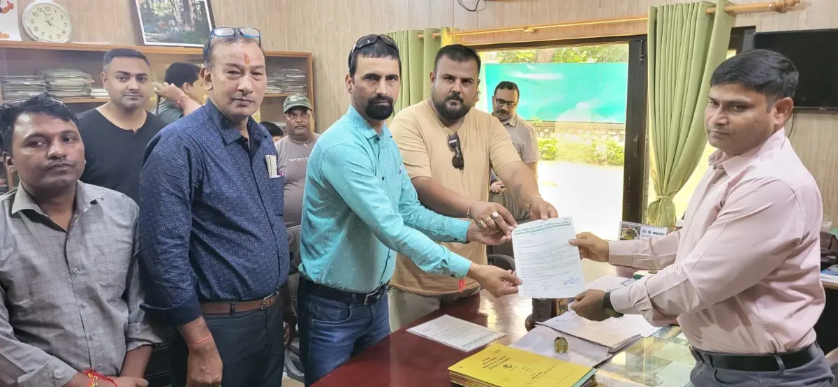 कॉर्बेट परमिट बुकिंग प्रणाली सरल करने की मांग, नेचर गाइड एसोसिएशन ने पार्क वार्डन को सौंपा ज्ञापन।