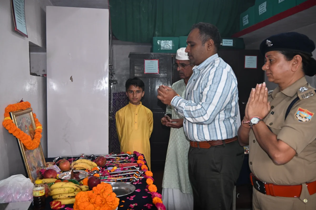 विश्वकर्मा जयंती पर नैनीताल पुलिस ने की शस्त्रों और उपकरणों की पूजा, SSP डॉ. मंजुनाथ टीसी ने पुलिस लाइन में विधि-विधान से किया पूजन, पुलिसकर्मियों को दी शुभकामनाएं।