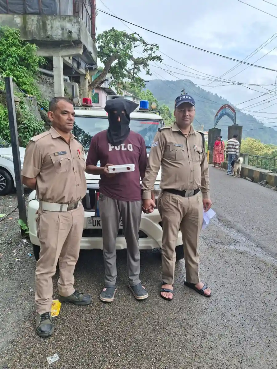 पत्नी की फोटो पर अश्लील कमेंट करना पड़ा भारी, फर्जी इंस्टाग्राम ID बनाने वाला गिरफ्तार।