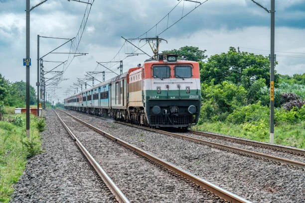 पीरूमदारा में ट्रेन की चपेट में आने से रिटायर्ड सैन्यकर्मी की दर्दनाक मौत, क्षत-विक्षत हालत में मिला शव।
