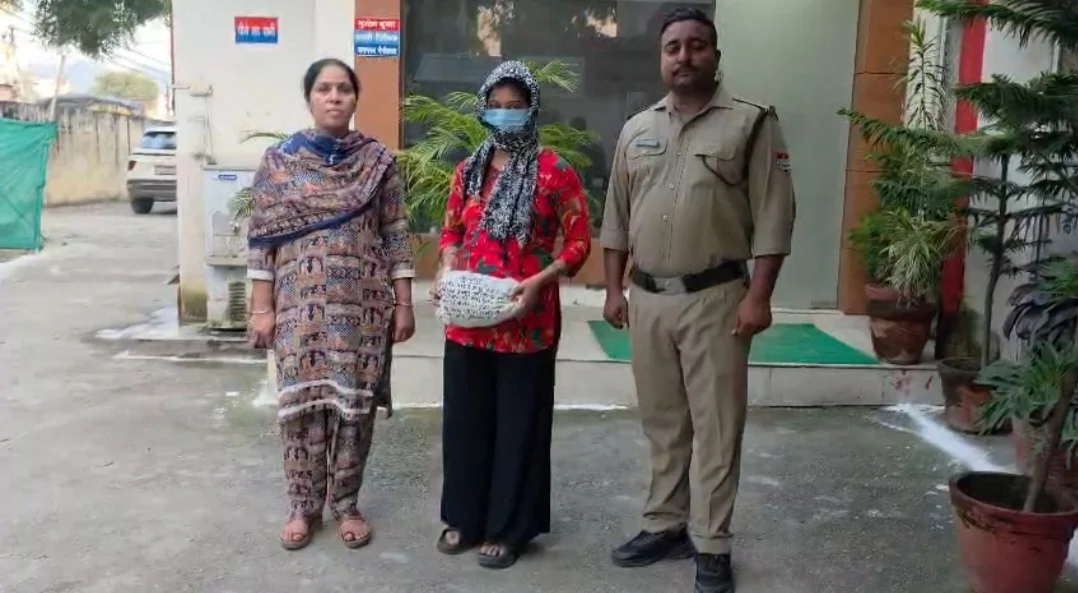 रामनगर में नशे के खिलाफ पुलिस की बड़ी कार्रवाई, गुलरघट्टी से 455 ग्राम गांजे के साथ 24 वर्षीय युवती गिरफ्तार।