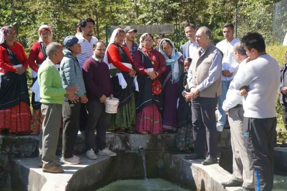 मुनस्यारी की ट्राउट मछली की विदेशों में बढ़ेगी मांग, केंद्रीय सचिव ने मत्स्य पालकों से किया संवाद।
