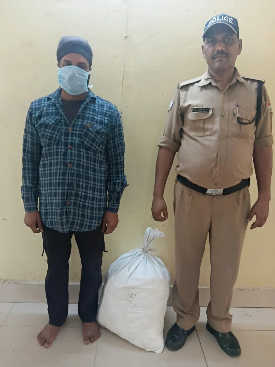 अवैध शराब पर पुलिस का शिकंजा, 220 पाउच बरामद; आरोपी के खिलाफ मुकदमा दर्ज।