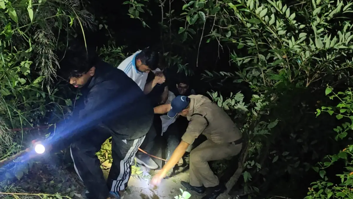 खाई में जिंदगी-मौत की जंग, देवदूत बनी पुलिस-SDRF; दो घायलों का रेस्क्यू!”