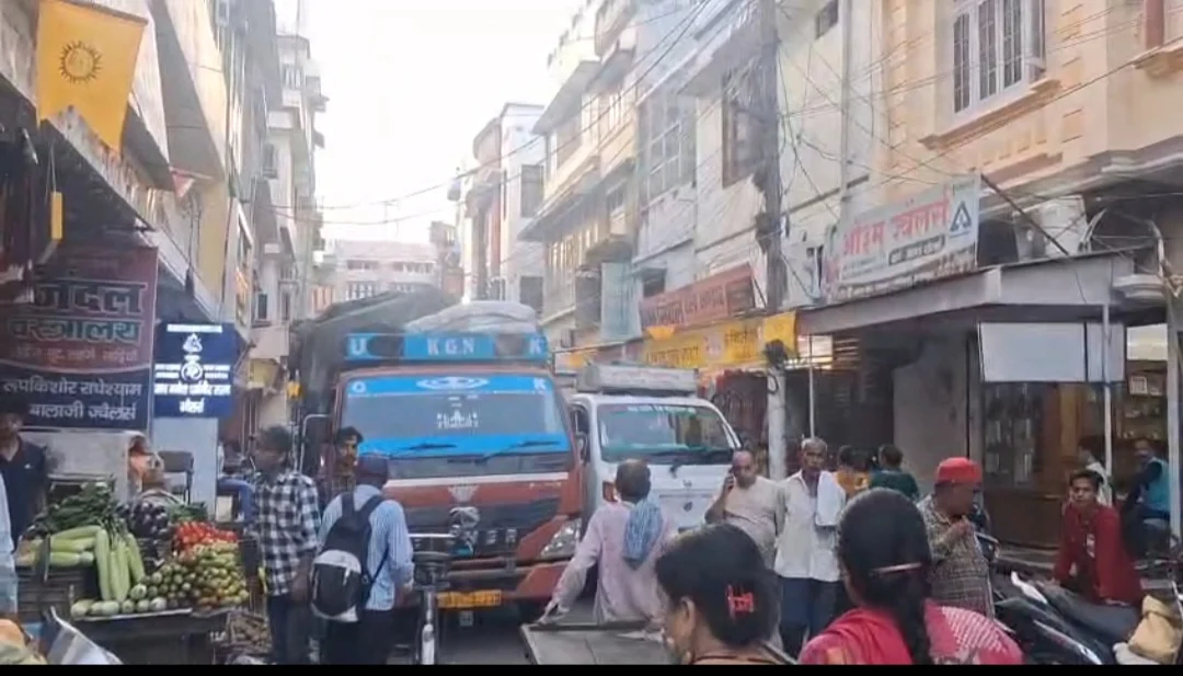 रामनगर नगर पालिका के अधिकारी कुंभकर्णी नींद में! दीपावली में बाजार बेहाल, भारी ट्रकों की एंट्री पर कौन लगाएगा लगाम?